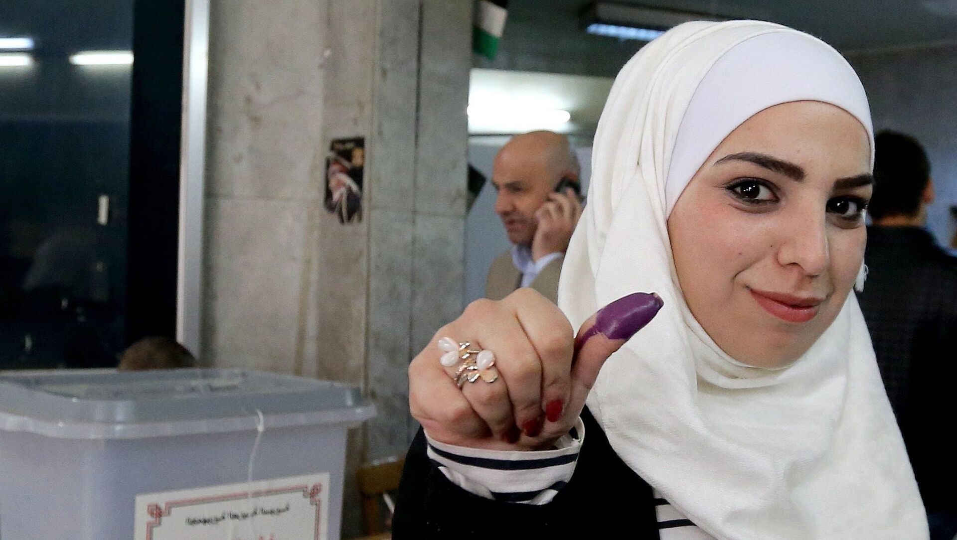 Državljanka Sirije glasa na parlamentarnim izborima - Sputnik Srbija, 1920, 18.04.2021