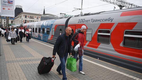 Путници улазе у воз на релацији Москва-Владивосток - Sputnik Србија