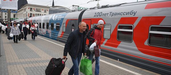 Putnici ulaze u voz na relaciji Moskva-Vladivostok - Sputnik Srbija