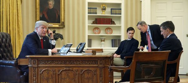 Председник САД Доналд Трамп током телефонског разговора са саудијским краљем Салманом - Sputnik Србија