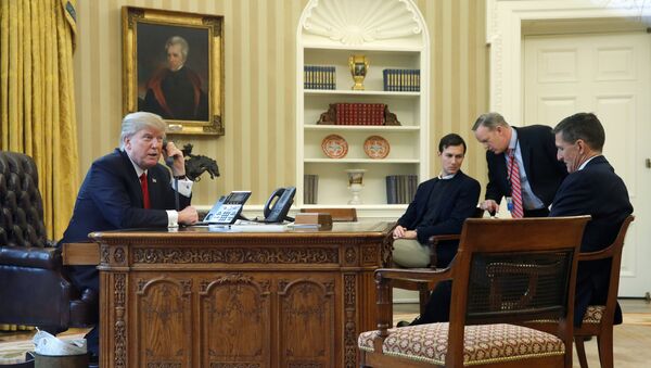 Predsednik SAD Donald Tramp tokom telefonskog razgovora sa saudijskim kraljem Salmanom - Sputnik Srbija
