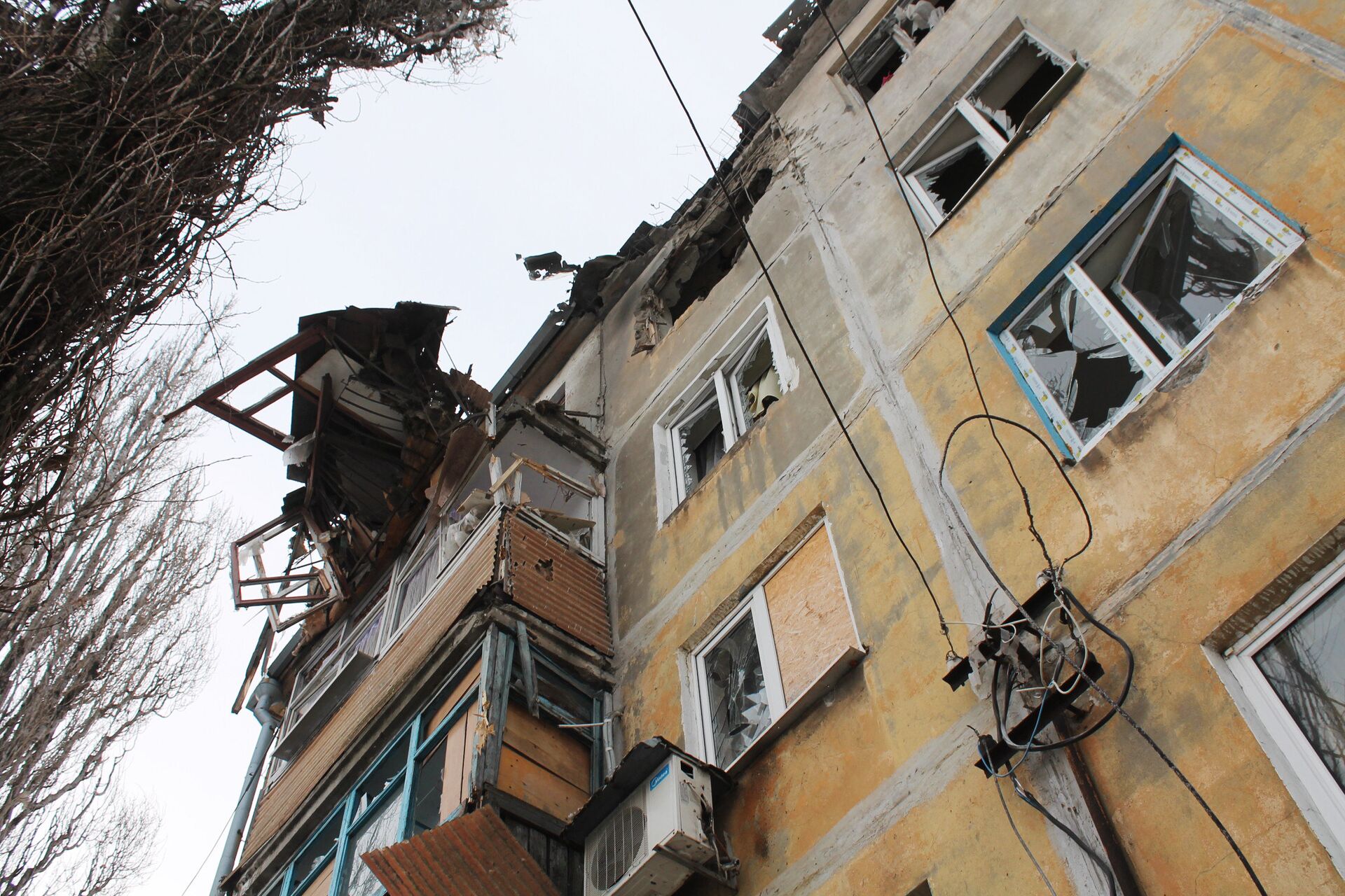 Зграда уништена у гранатирању Доњецка - Sputnik Србија, 1920, 01.03.2022