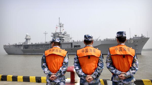 Припадници морнарице кинеске Народноослободилачке армије посматрају амерички разарач Блу Риџ у луци у Шангају - Sputnik Србија