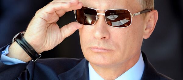 Predsednik Rusije Vladimir Putin namešta naočare tokom aero-mitinga u Moskvi - Sputnik Srbija