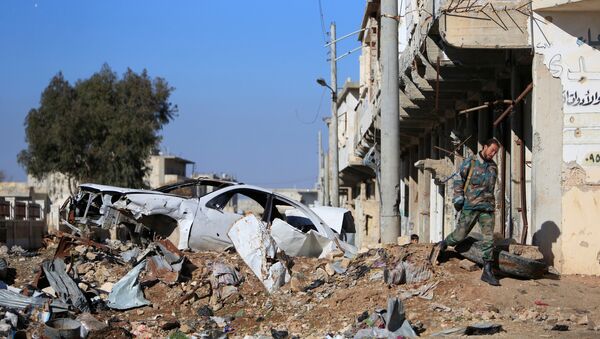 Сиријски војник пролази поред оштећеног аутомобила у Алепу - Sputnik Србија