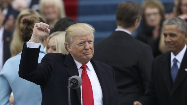 Председник САД Доналд Трамп подиже песницу пре полагања заклетве на церемонији инаугурације у Вашингтону - Sputnik Србија