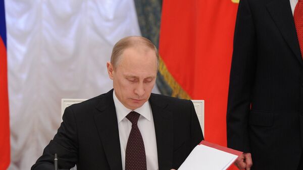 Председник Русије Владимир Путин потписује указ - Sputnik Србија