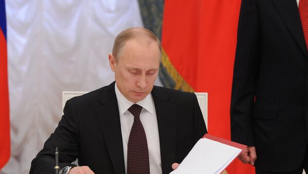 Predsednik Rusije Vladimir Putin potpisuje ukaz - Sputnik Srbija