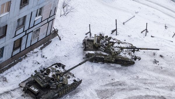 Ukrajinski tenkovi između stambenih zgrada u Avdejevki u Donjeckoj oblasti - Sputnik Srbija