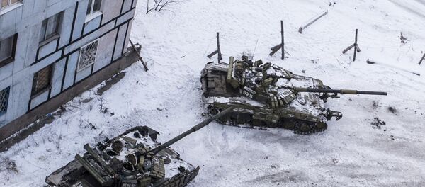 Украјински тенкови између стамбених зграда у Авдејевки у Доњецкој области Украјински тенкови између стамбених зграда у Авдејевки у Доњецкој области - Sputnik Србија