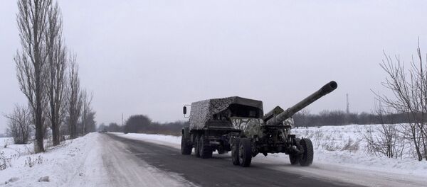 Украјинско војно возило креће се путем у близини Авдејевке на истоку Украјине - Sputnik Србија