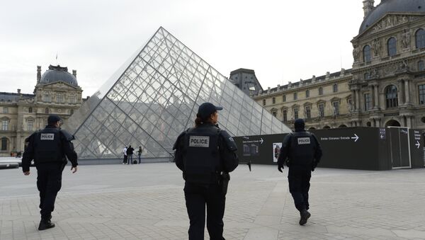 Pripadnici francuske policije patroliraju u blizini muzeja Luvr u Parizu - Sputnik Srbija