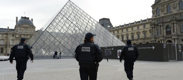 Припадници француске полиције патролирају у близини музеја Лувр у Паризу Припадници француске полиције патролирају у близини музеја Лувр у Паризу - Sputnik Србија