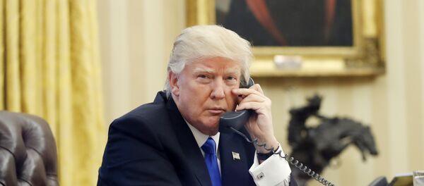 Predsednik SAD Donald Tramp tokom telefonskog razgovora sa premijerom Australije Malkolmom Ternbulom - Sputnik Srbija