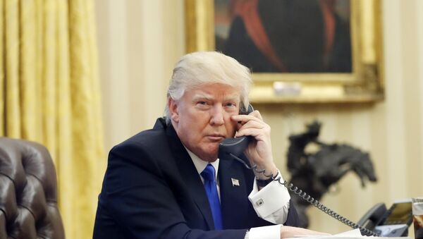 Председник САД Доналд Трамп током телефонског разговора са премијером Аустралије Малколмом Тернбулом - Sputnik Србија