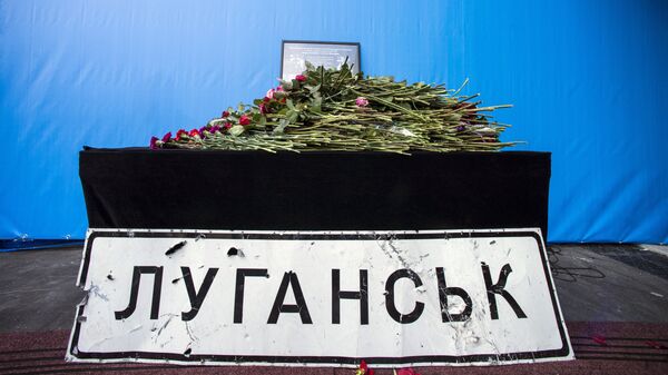 Спомен-табла и цвеће у спомен новинарима погинулим код Луганска - Sputnik Србија