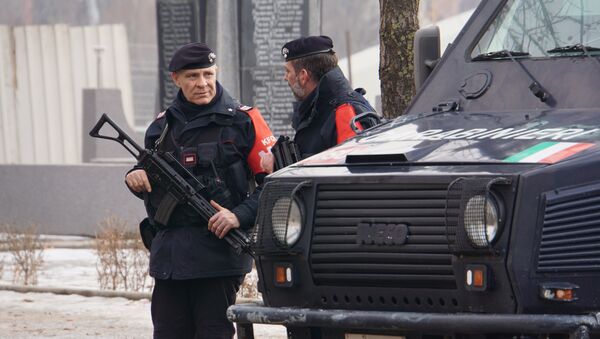 Припадници КФОР-а стоје поред возила у Косовској Митровици - Sputnik Србија