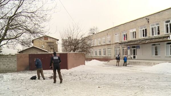 SERBIA_Наблюдатели ОБСЕ обследовали пострадавшую от артобстрела школу в Донецке - Sputnik Србија