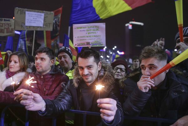 Slavlje demonstranata u Bukureštu Slavlje demonstranata u Bukureštu - Sputnik Srbija