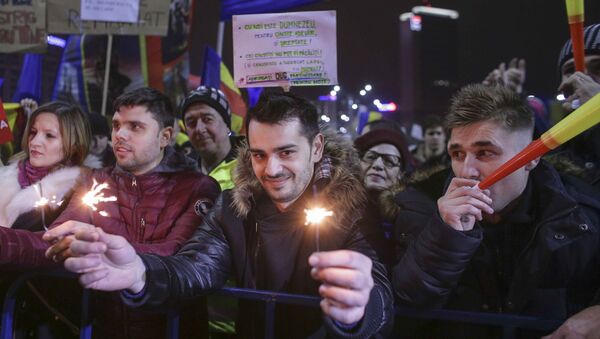 Славље демонстраната у Букурешту - Sputnik Србија