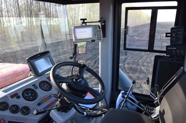 Модификације ових трактора прилагођене су и  за рад на нафтним пољима и електро-енергетским комплексима за чишћење снега. - Sputnik Србија