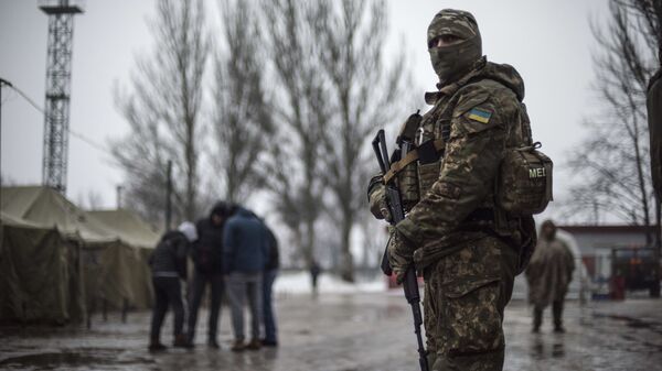 Украјински војник патролира у хуманитарном центру у Авдејевки.  - Sputnik Србија