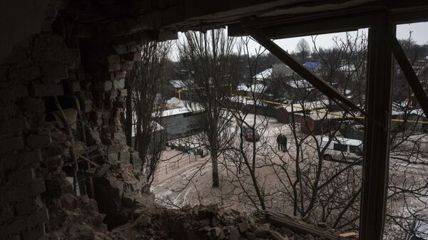 Поглед на улицу из зграде оштећене у гранатирању Авдејевке на истоку Украјине - Sputnik Србија