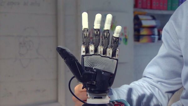 Руски инжењер приказао свој изум-бионичку протезу за руку - Sputnik Србија