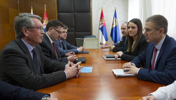 Ruski ambasador u Beogradu Aleksandar Čepurin  na sastanku sa ministrom policije Nebojšom Stefanovićem. - Sputnik Srbija