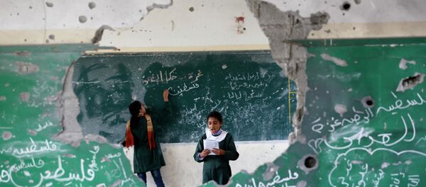 Деца у оштећеној палестинској школи у Појасу Газе - Sputnik Србија