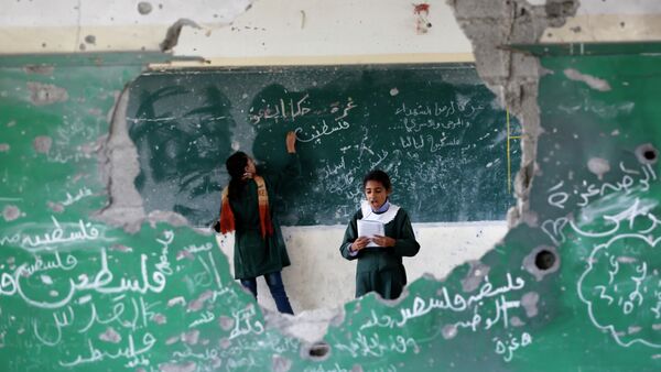 Деца у оштећеној палестинској школи у Појасу Газе - Sputnik Србија