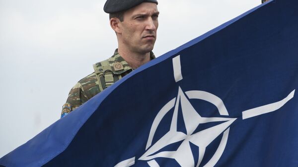 Vojnik Kfora i NATO zastava u Prištini - Sputnik Srbija
