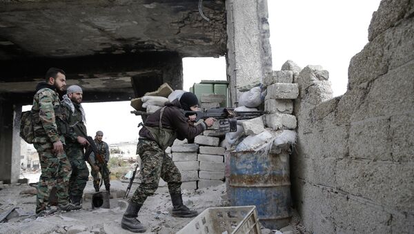 Pripadnici sirijske vojske pucaju tokom borbe istočno od Alepa - Sputnik Srbija