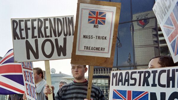 Protesti od 16. oktobra 1992. godine ispred Evropskog saveta u Birmingemu. - Sputnik Srbija