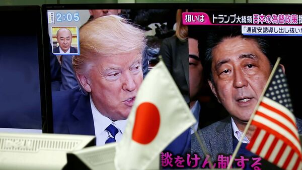 Predsednik SAD Donald Tramp i japanski premijer Šinzo Abe - Sputnik Srbija