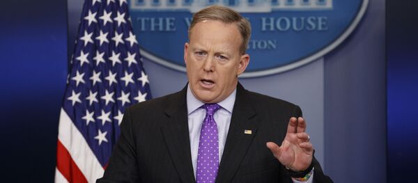 Портпарол Беле куће Шон Спајсер током конференције за медије Портпарол Беле куће Шон Спајсер током конференције за медије - Sputnik Србија