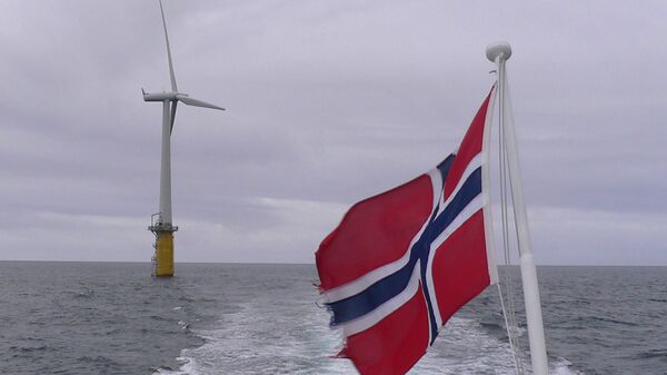 Zastava Norveške na brodu koji prolazi pored vetrenjače  - Sputnik Srbija