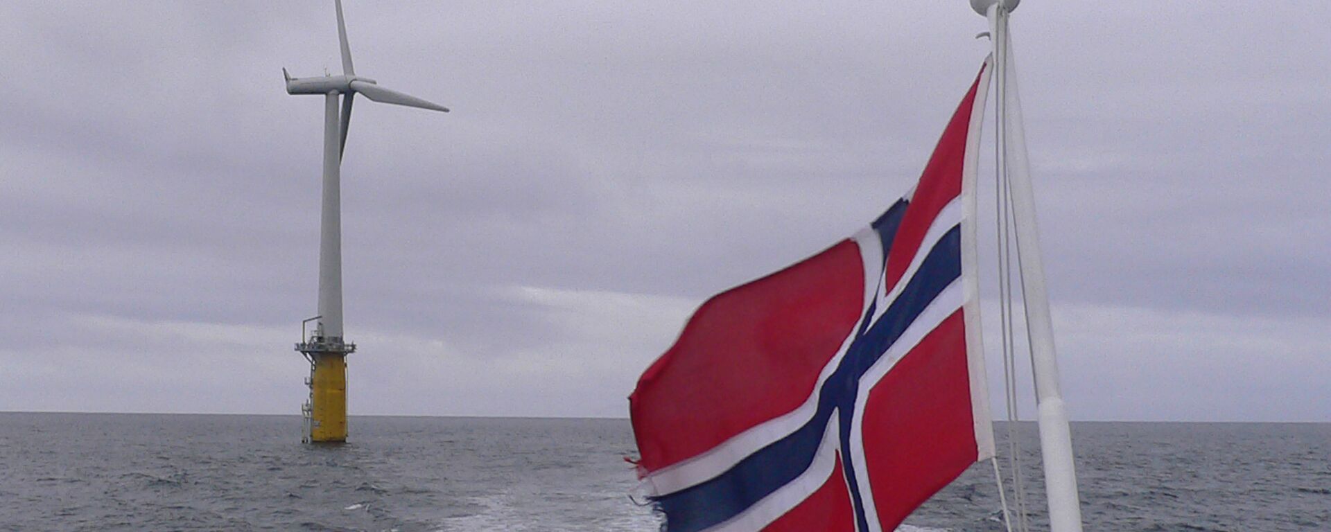 Zastava Norveške na brodu koji prolazi pored vetrenjače  - Sputnik Srbija, 1920, 22.05.2022