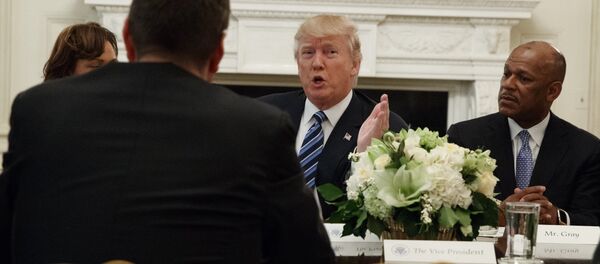 Predsednik SAD Donald Tramp tokom sastanka u Beloj kući u Vašingtonu Predsednik SAD Donald Tramp tokom sastanka u Beloj kući u Vašingtonu - Sputnik Srbija