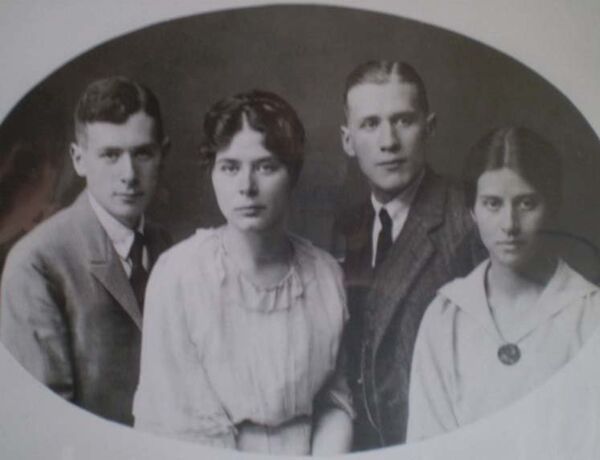 Деца педагога Александра Острогорског који је био на челу чувене школе „Тенишевски“ у Санкт Петербургу, Георгије, касније чувени византолог, Јелена, Константин и Ана, бака Јелене Межински Миловановић. - Sputnik Србија