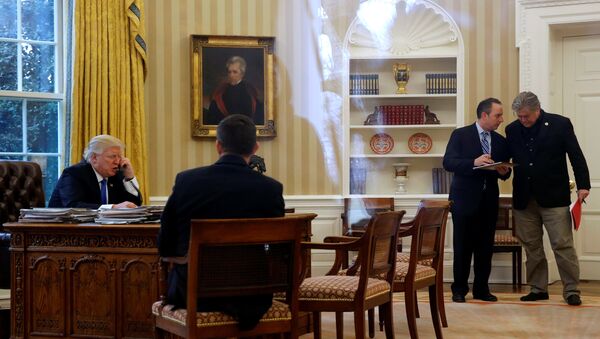Председник САД Доналд Трамп током телефонског разговора са немачком канцеларком Ангелом Меркел у Овалној соби Беле куће у Вашингтону - Sputnik Србија