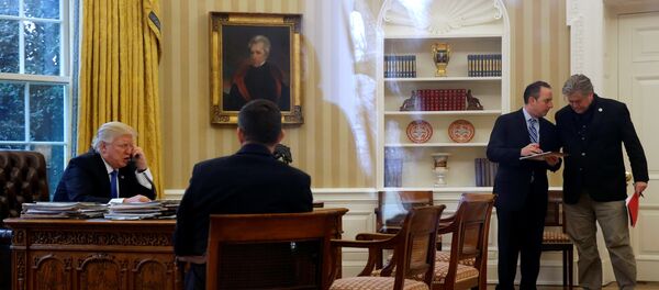 Председник САД Доналд Трамп током телефонског разговора са немачком канцеларком Ангелом Меркел у Овалној соби Беле куће у Вашингтону - Sputnik Србија