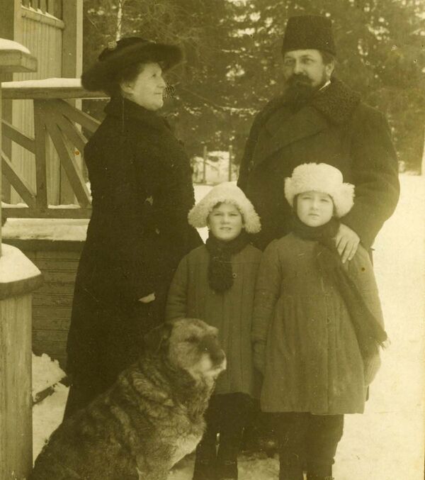 Ћерка чувеног сликара Лидија Шишкин са супругом Иваном Шајковићем и синовима Игором и Владимиром у викендици на обали Финског залива. - Sputnik Србија