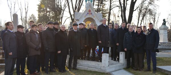 Представници Руске амбасаде на челу са Александром Чепурином одају пошту руском царском амбасадору Николају Хартвигу - Sputnik Србија