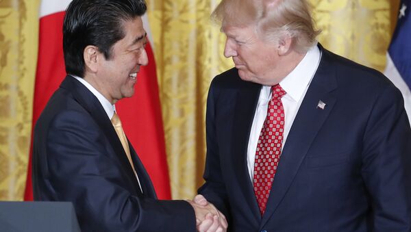 Donald Tramp i Šinzo Abe - Sputnik Srbija