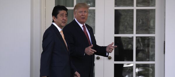 Доналд Трамп и Шинзо Абе - Sputnik Србија