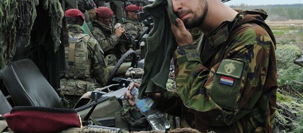 A Royal Dutch Army soldier wipes his face after the NATO Noble Jump exercise on a training range in Poland. - Sputnik Srbija