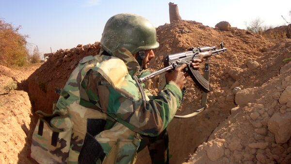 A Syrian army soldier takes aim in the government sector of the town of Houwayqa, which is besieged by Islamic State (IS) group jihadists, in the northeastern Syrian city of Deir Ezzor (File) - Sputnik Srbija