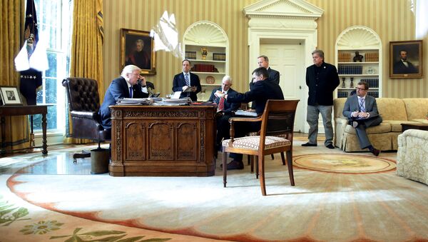 Стив Бенон (први с десна, стоји), снимљен у Овалном кабинету током разговора Доналда Трампа и Владимира Путина - Sputnik Србија