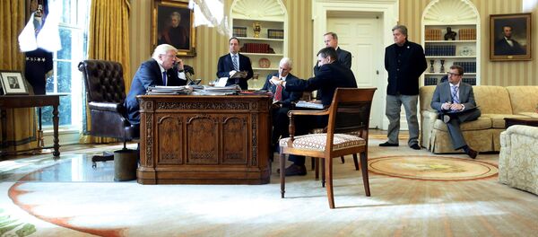 Stiv Benon (prvi s desna, stoji), snimljen u Ovalnom kabinetu tokom razgovora Donalda Trampa i Vladimira Putina Stiv Benon (prvi s desna, stoji), snimljen u Ovalnom kabinetu tokom razgovora Donalda Trampa i Vladimira Putina - Sputnik Srbija